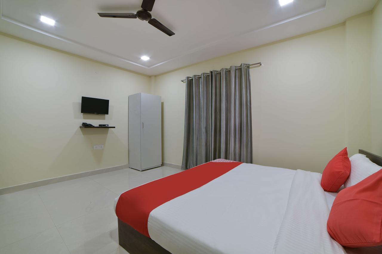 Oyo 16606 Iconic Living Hotel Hyderabad Exterior photo