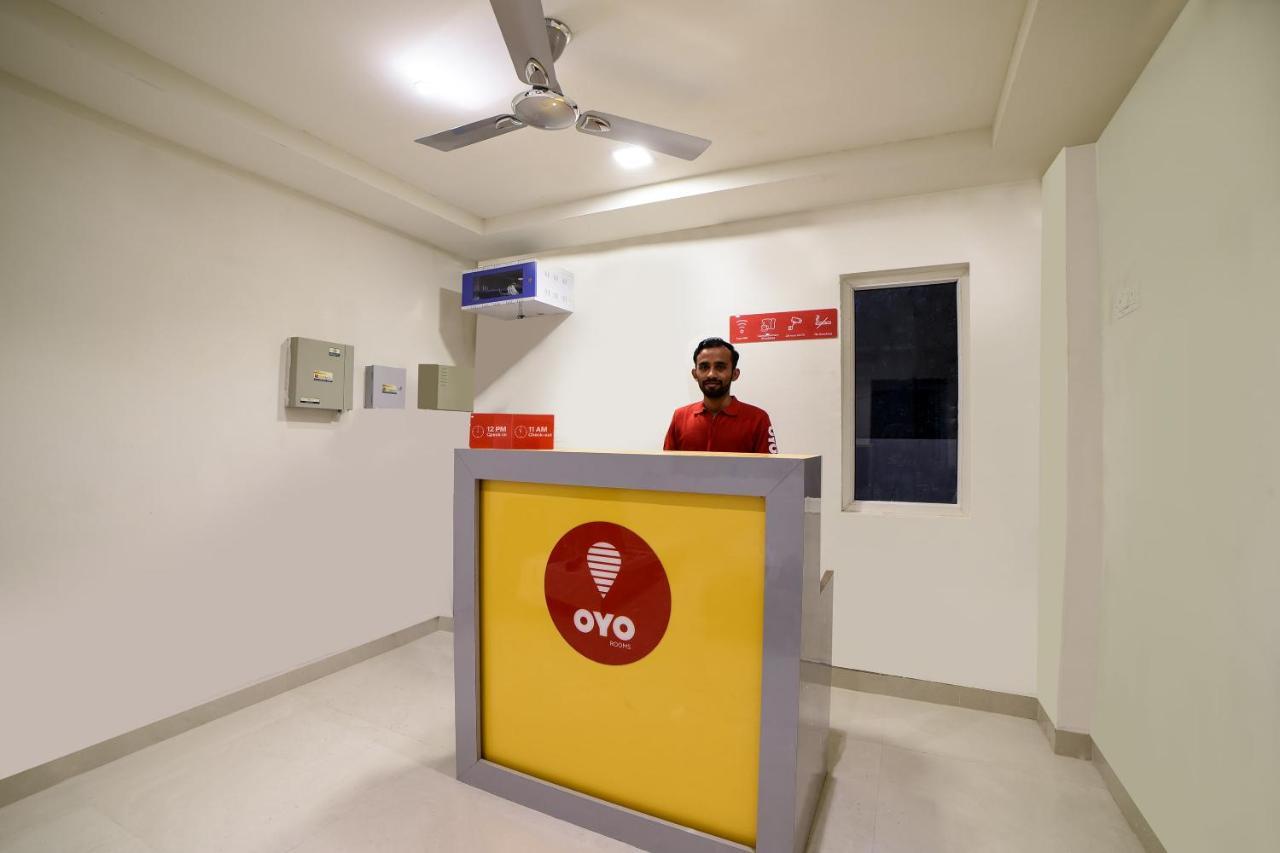 Oyo 16606 Iconic Living Hotel Hyderabad Exterior photo