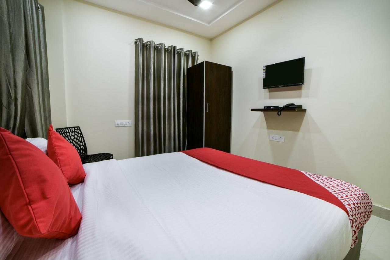Oyo 16606 Iconic Living Hotel Hyderabad Exterior photo