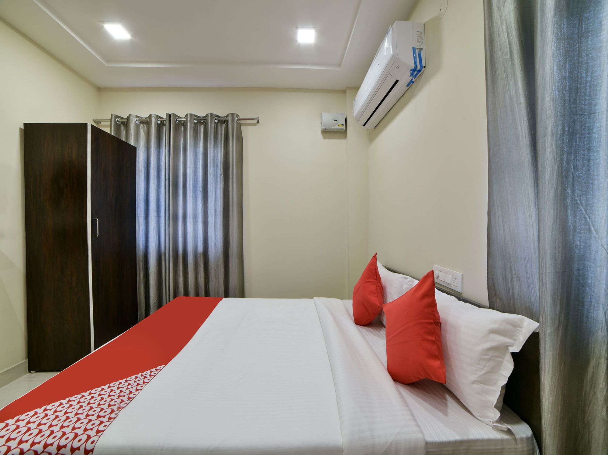 Oyo 16606 Iconic Living Hotel Hyderabad Exterior photo