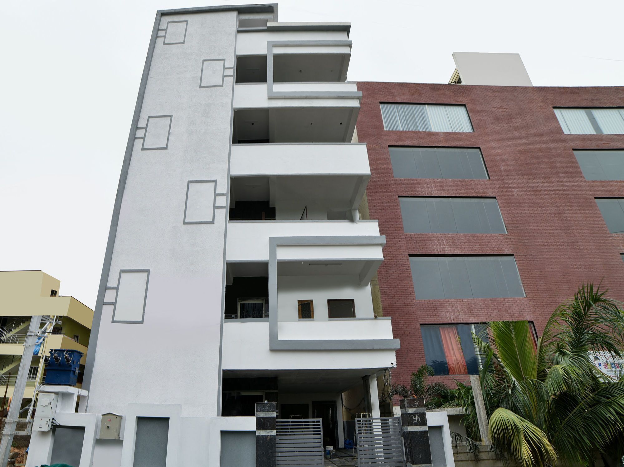 Oyo 16606 Iconic Living Hotel Hyderabad Exterior photo